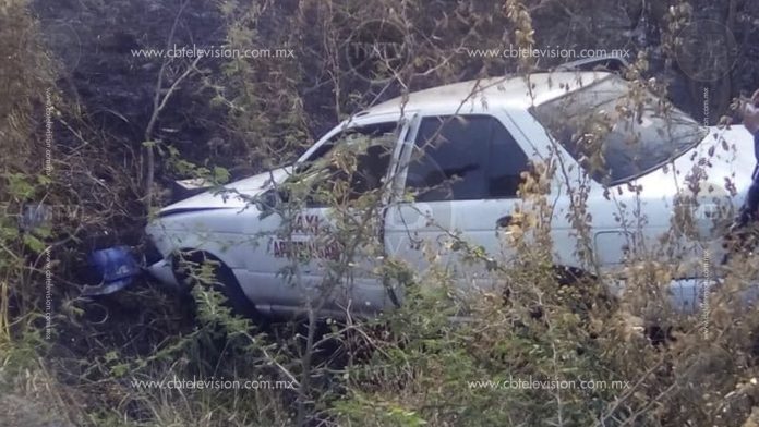 Taxi se sale del camino y vuelca sobre carretera de Parácuaro