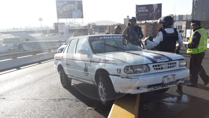 Taxista se sube a barrera de concreto en el puente de Periodismo y Madero