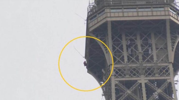 Al estilo del “hombre araña” sujeto intenta escalar la Torre Eiffel
