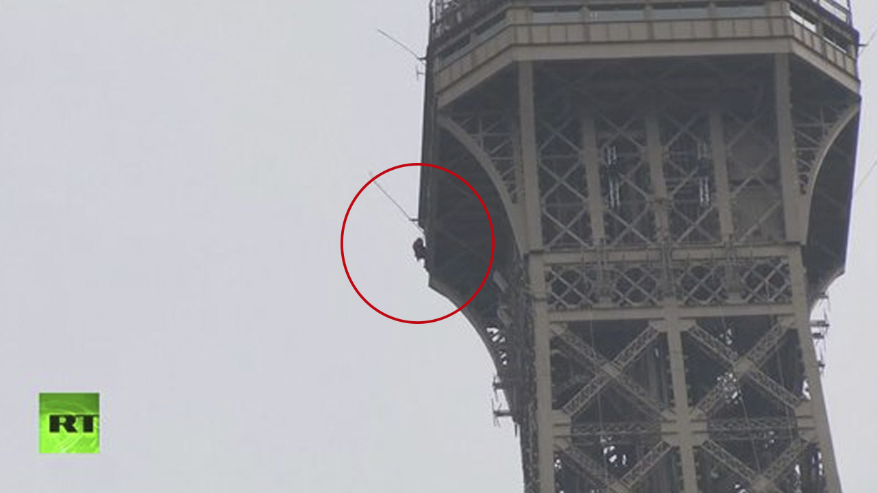 Evacuan la Torre Eiffel por hombre intentando escalarla Evacuan la Torre Eiffel por hombre intentando escalarla