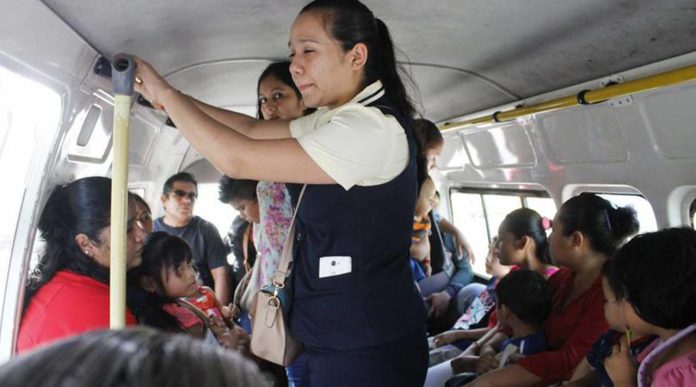 Multarán a conductores del transporte público que lleven a los usuarios parados o “colgando”