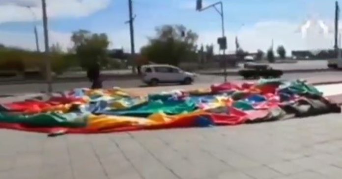 Video: castillo inflable lleno de niños sale volando 