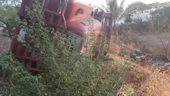 Se accidenta tráiler cargado con jitomate