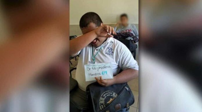 Estudiantes donan su dinero de las becas de AMLO a un joven de escasos recursos