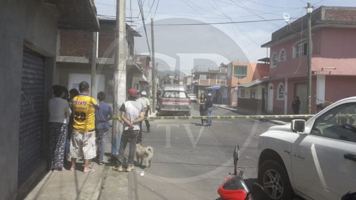 Balean a sujeto mientras caminaba en las calles de Uruapan, lo acusaban de ladrón