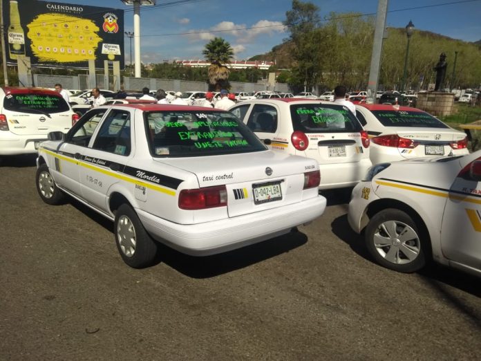 Se manifiestan taxistas en contra de aplicaciones extranjeras