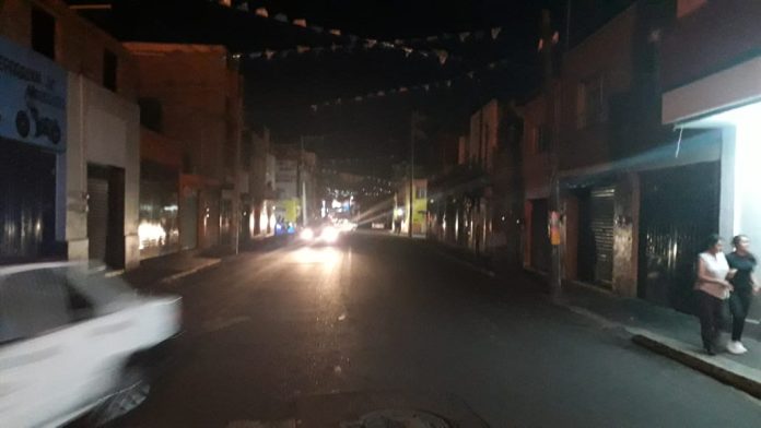 Mal funcionamiento en luminarias de la Melchor Ocampo