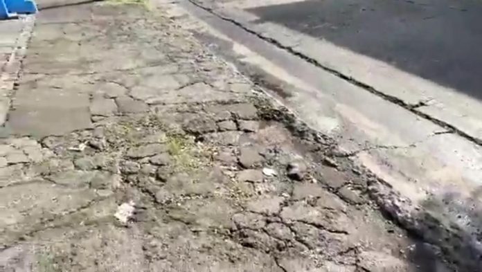 Vecinos de Villa Universidad denuncian pésimo estado de sus calles