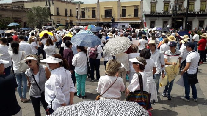Cerca de 300 personas se manifiestan en contra de AMLO en Morelia