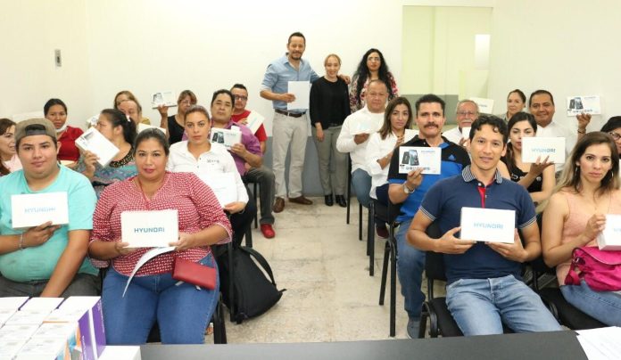 Reciben 36 microempresarios uruapenses equipo de cómputo