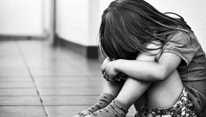 Madre daba golpizas a sus hijas; lo descubren gracias a los dibujos de una de ellas 