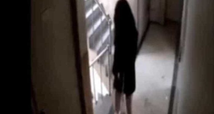 VIDEOS: Acosador sigue a mujer hasta su casa e intenta forzar la cerradura