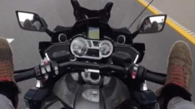 VIDEO: Maneja motocicleta con los pies; muere horas después en un accidente VIDEO: Maneja motocicleta con los pies; muere horas después en un accidente