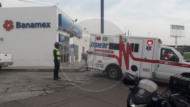 Asaltan Banamex de salida a Charo; destrozan cristales con un marro Asaltan Banamex de salida a Charo; destrozan cristales con un marro