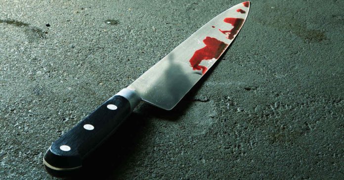 Asesinó a su novio de 62 años y durmió con el cadáver una semana