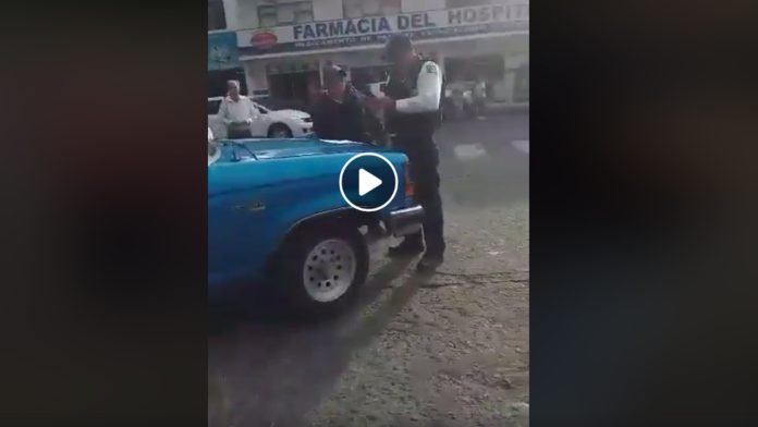 Video: Policía Municipal infracciona a hombre que regalaba comida a fuera del Hospital Civil