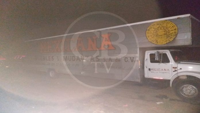Aseguran camión abandonado en una gasolinera; tenía reporte de robo