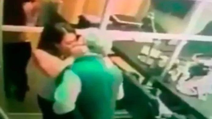 A través de la cuenta de Twitter “La página negra”, se ha difundido un video sexual de un directivo de la CFE.