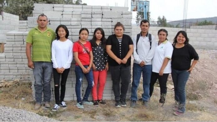 Video: Alumnos juntan becas de AMLO para edificar una escuela
