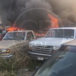 Incendio en corralón deja varios autos en cenizas
