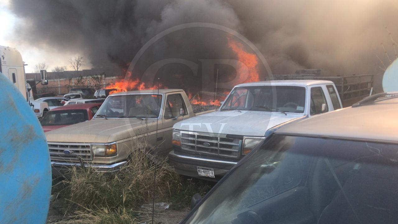 Incendio en corralón deja varios autos en cenizas Incendio en corralón deja varios autos en cenizas