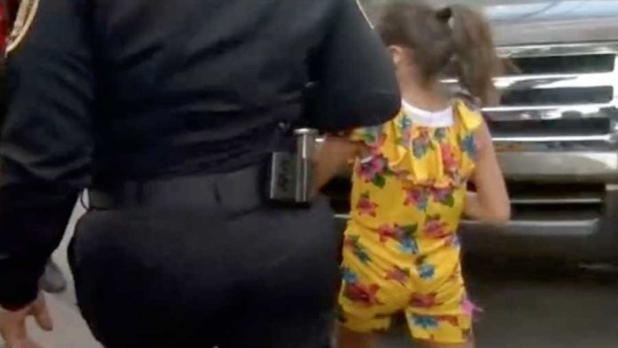 Niña de 8 años es olvidada por sus padres en una gasolinera