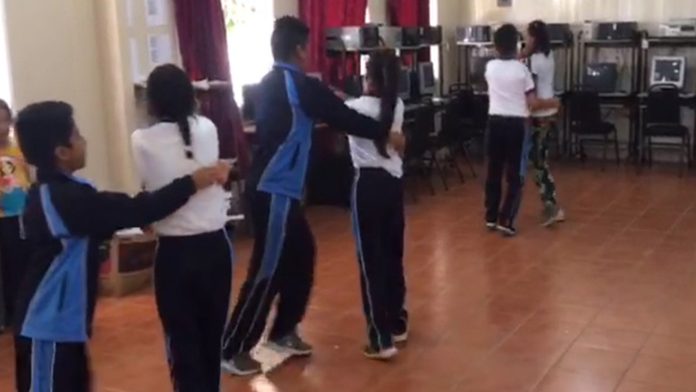 Video: “Abrazo, afuera y suelto mano”; maestro de primaria enseña a sus alumnos a bailar cumbia
