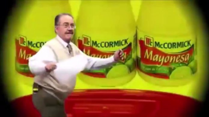 Video: Otra de Pedrito Sola; se cae intentando demostrar flexibilidad