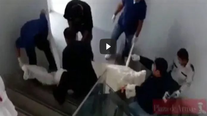 Video: Bajan cadáveres por las escaleras por falta de elevadores en el ISSSTE