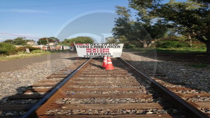 Normalistas bloquearon por 5 horas las vías del tren por falta de pago de beca federal