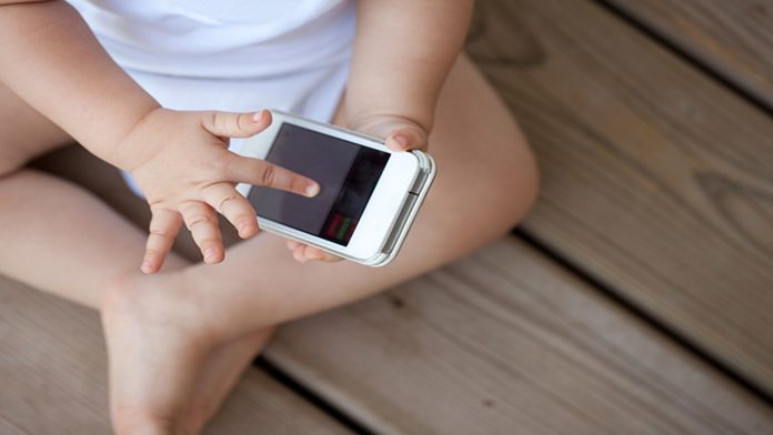 Niña de 2 años pierde la vista por jugar con el celular