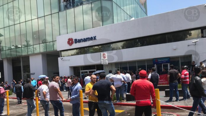 SNTE extiende manifestación a la Torre Financiera