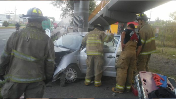 Se salva de milagro, choca su auto de frente con puente peatonal
