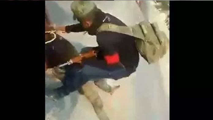 VIDEO (+18): Sicarios arrastran por el cuello el cadáver de un miembro de autodefensa