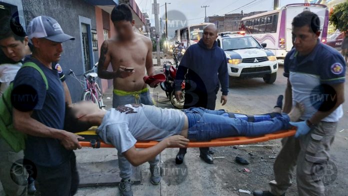Choque entre moto y camioneta deja dos lesionados
