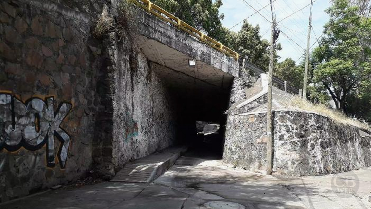 Peligro bajo el puente ubicado a unos metros de casa de gobierno Peligro bajo el puente ubicado a unos metros de casa de gobierno