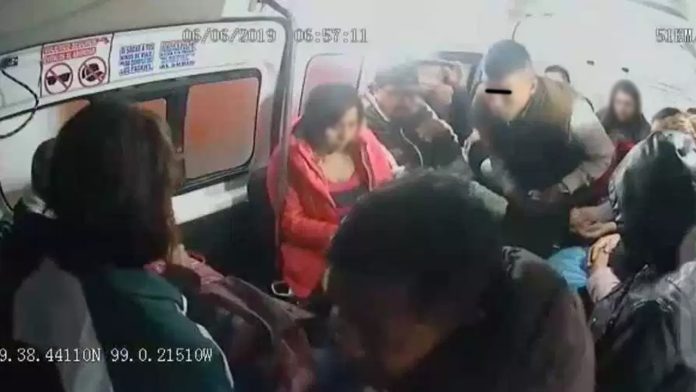 Video: Asaltantes balean a pasajero de combi porque los insultó