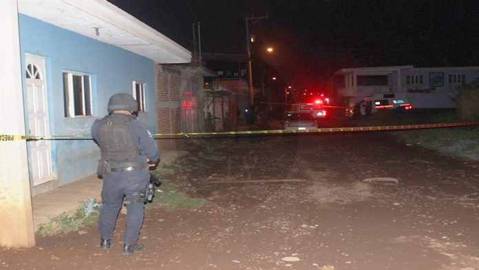 Pistoleros en moto asesinan a un automovilista en Uruapan
