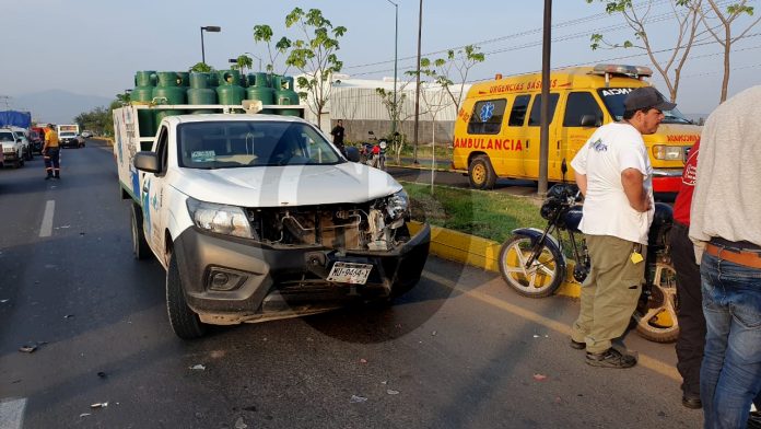 Motociclista queda lesionado al ser atropellado por un vehículo gasero