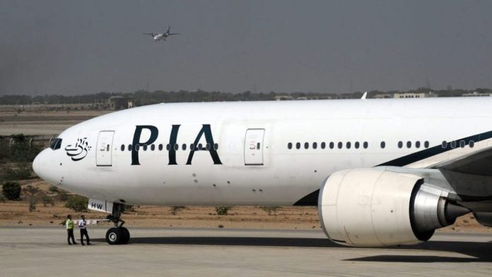 Pasajero de avión abre la puerta de emergencia pensando que era el baño