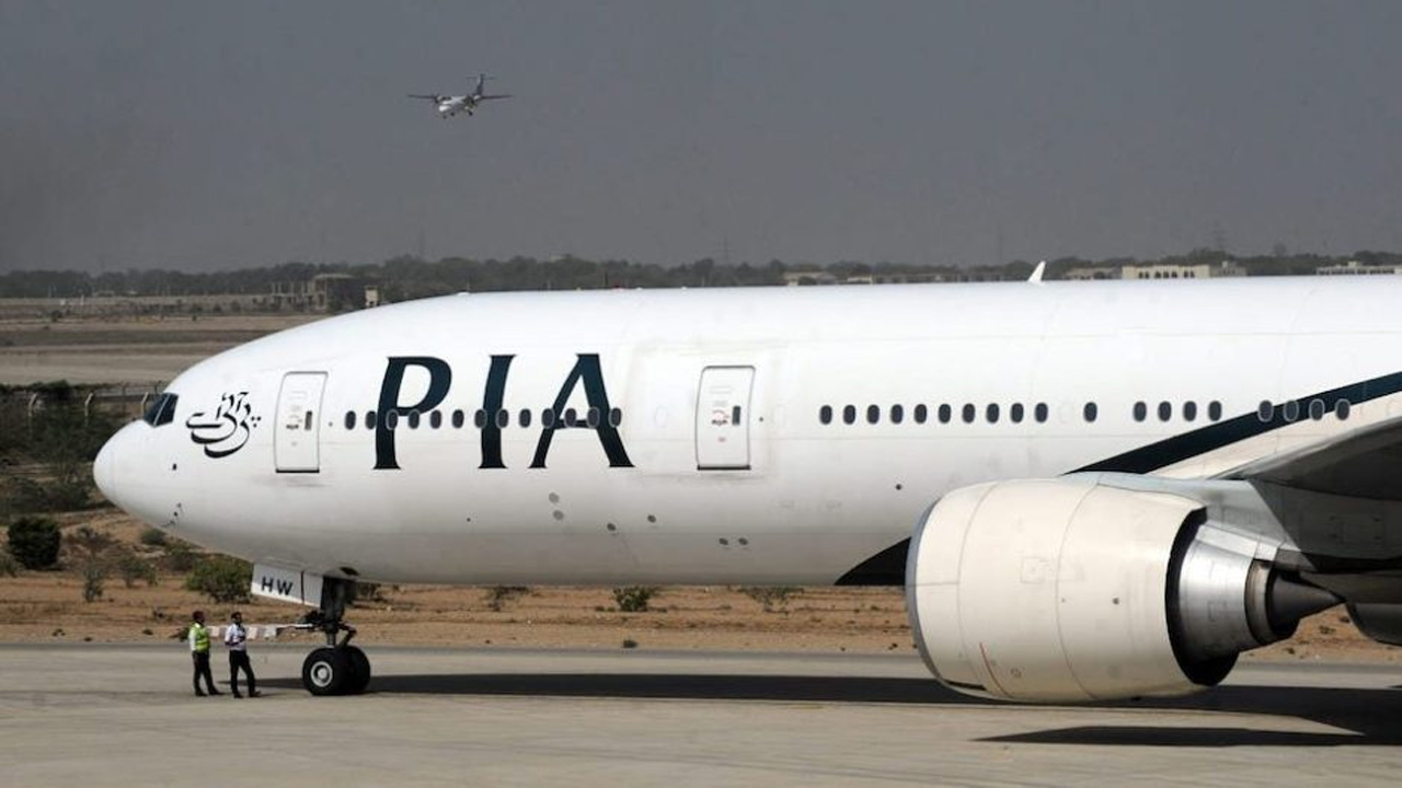 Pasajero de avión abre la puerta de emergencia pensando que era el baño Pasajero de avión abre la puerta de emergencia pensando que era el baño