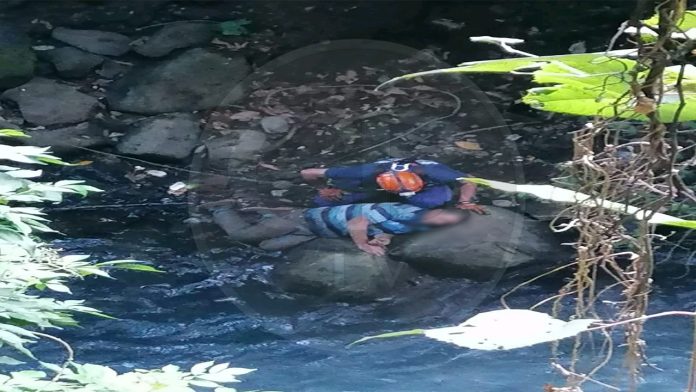 Hombre cae desde un desnivel a una orilla del Río Cupatitzio