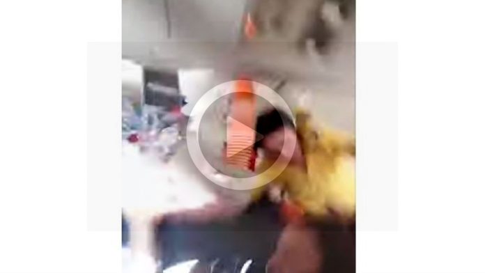 Video: Sobrecargo se estrella contra el techo del avión, debido a fuertes turbulencias