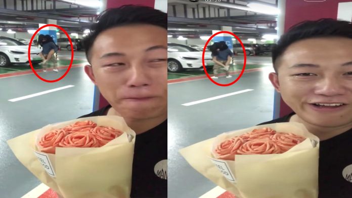 Le lleva flores a su novia y la encuentra con otro
