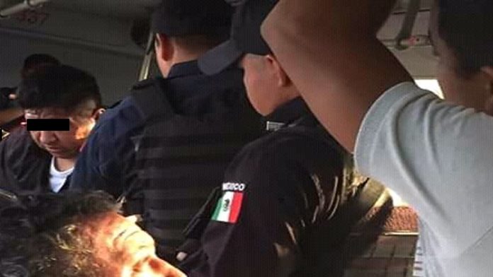 Hombre eyacula sobre una joven en el trasporte público; pasajeros lo golpean