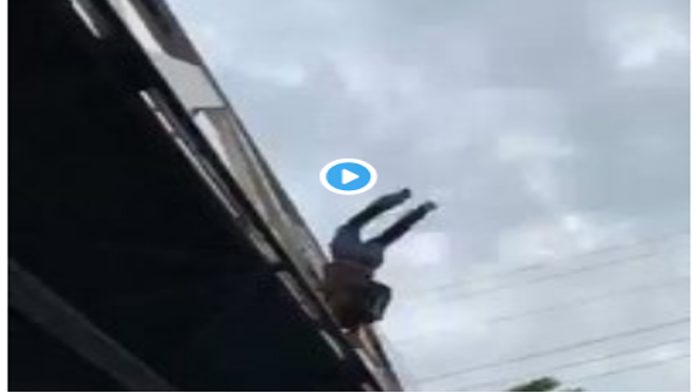 Video: Captan momento en que un hombre se avienta de un puente en Nuevo León; sobrevive