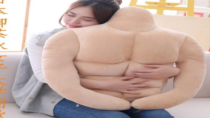 Lanzan a la venta almohada con forma de novio musculoso