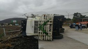 Vuelca camión en la Avenida Madero Poniente