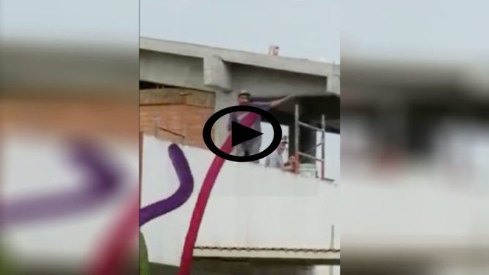 Video: Albañil bailarín pone el ambiente en una graduación