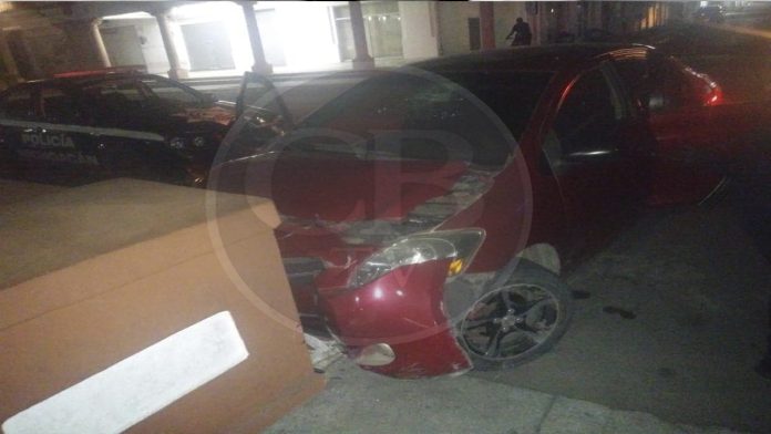 Automóvil se impacta contra una banca de la plaza principal en Apatzingán